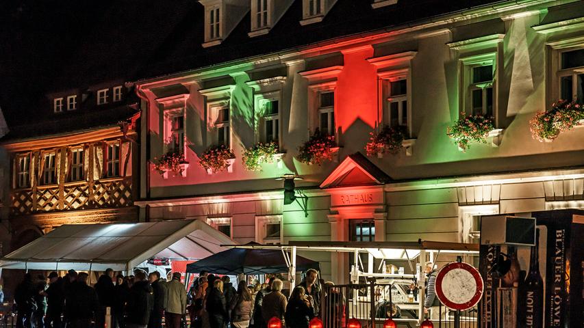 Die "Nacht der Kulturen" in Höchstadt, beleuchtete Hausfassade am Marktplatz.