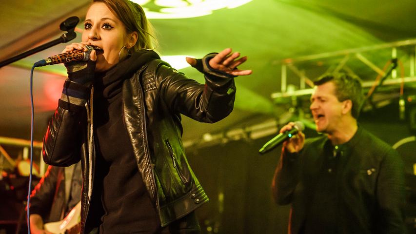 Die "Nacht der Kulturen" in Höchstadt, die "Musiggfabrigg" spielt auf dem Marktplatz Rock- und Pop-Coversongs mit der Leadsängerin Karina Russ.
