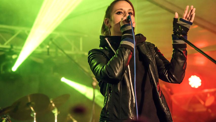 Die "Musiggfabrigg" spielt auf dem Marktplatz Rock- und Pop-Coversongs mit der Leadsängerin Karina Russ.