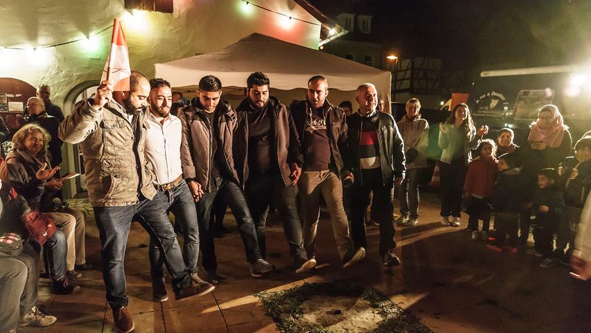 Im Hof des Kuhstalls hinter der Sparkasse tanzen arabische Flüchtlinge für deutsche Zuschauer.