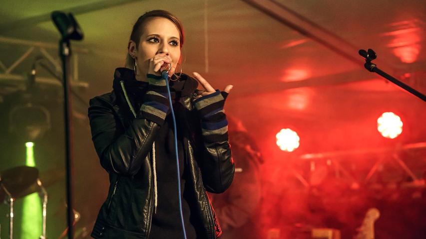 Die "Nacht der Kulturen" in Höchstadt, die "Musiggfabrigg" spielt auf dem Marktplatz Rock- und Pop-Coversongs mit der Leadsängerin Karina Russ.
