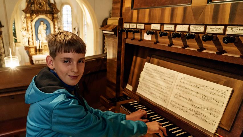 Der erst zwölfjährige Henning Schwarz spielt Orgel in der Spitalkirche.