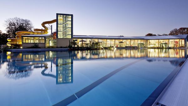 Wahrhaft fürstliches Vergnügen bietet das Königsbad in Forchheim. Mit einem großen Erlebnis-Hallenbad, das neben zwei Rutschen auch ein Schwimm- und Familienbecken beinhaltet, lockt auch der große Freibadpark mit toller Sauna-Landschaft. Letztere macht besonders im Winter was her. Dank des Warmwasser-Außenbeckens dürfen auch Schwimmbegeisterte in der kalten Jahreszeit unter freien Himmel ihre Bahnen ziehen. • Öffnungszeiten und weitere Informationen gibt es auf der Homepage.