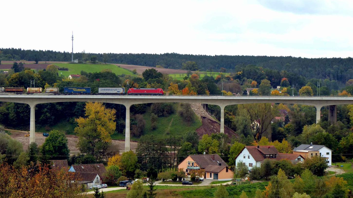 530 Meter weit schwingt sich die neue Bahnbrücke über das Aurachtal bei Emskirchen. Knapp ein Jahr nach der Inbetriebnahme wurde diese nun offiziell gefeiert, die Brücke geweiht.