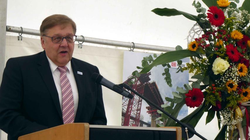 "Große Strahlkraft" sprach Landrat Helmut Weiß dem neuen Brückenbauwerk zu.