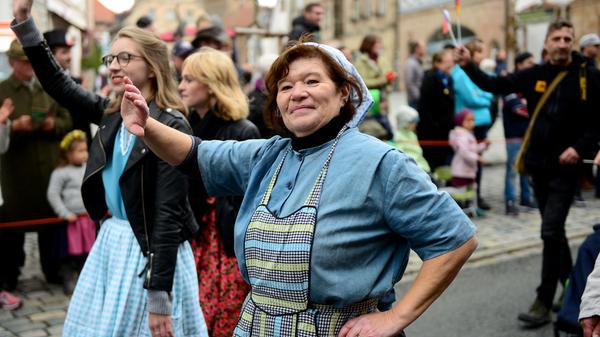 Die vielen fränkischen Vereine zeigten ihr ganzes Können. Und das in aufwendigen, teilweise historischen, Kostümen oder Trachten. Die Cadolzburger Burgfestspiele.