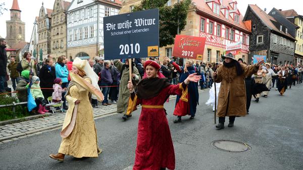 Die vielen fränkischen Vereine zeigten ihr ganzes Können. Und das in aufwendigen, teilweise historischen, Kostümen oder Trachten. Die Cadolzburger Burgfestspiele.