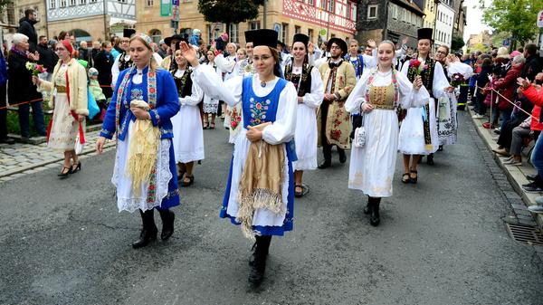 Die vielen fränkischen Vereine zeigten ihr ganzes Können. Und das in aufwendigen, teilweise historischen, Kostümen oder Trachten. Der Kreisverband der Siebenbürger Sachsen Nürnberg.