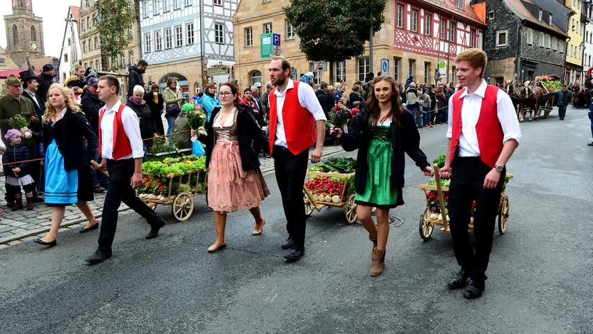 Die vielen fränkischen Vereine zeigten ihr ganzes Können. Und das in aufwendigen, teilweise historischen, Kostümen oder Trachten. Die evangelische Landjugend Knoblauchsland.