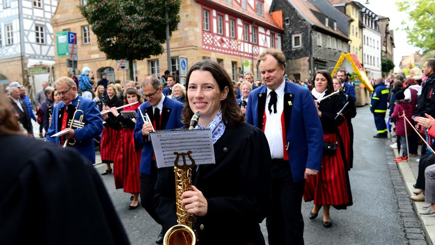 Die vielen fränkischen Vereine zeigten ihr ganzes Können. Und das in aufwendigen, teilweise historischen, Kostümen oder Trachten. Die Stadtkapelle Zirndorf.