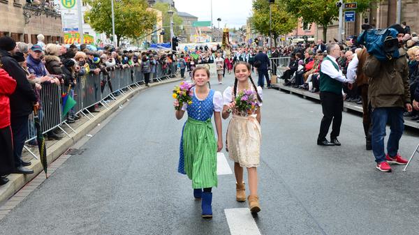 Die vielen fränkischen Vereine zeigten ihr ganzes Können. Und das in aufwendigen, teilweise historischen, Kostümen oder Trachten. Bierführerverein Fürth 1892.
