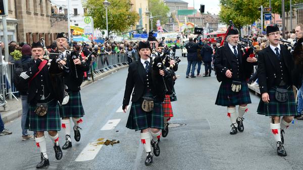 Die vielen fränkischen Vereine zeigten ihr ganzes Können. Und das in aufwendigen, teilweise historischen, Kostümen oder Trachten. Glen Regnitz Pipe Band Forchheim.