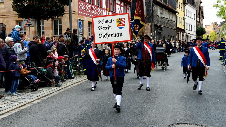 Die vielen fränkischen Vereine zeigten ihr ganzes Können. Und das in aufwendigen, teilweise historischen, Kostümen oder Trachten. Heimatverein Lichtenau.