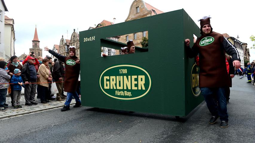 Die vielen fränkischen Vereine zeigten ihr ganzes Können. Und das in aufwendigen, teilweise historischen, Kostümen oder Trachten. Grüner Bräu.