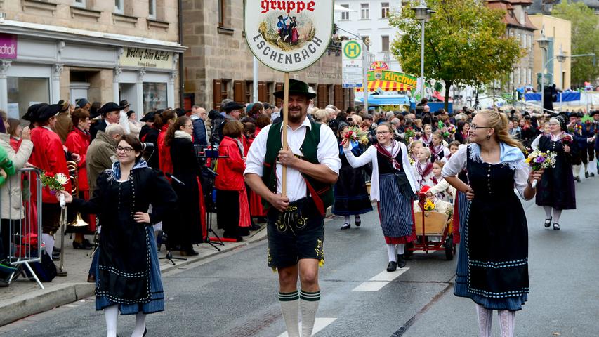 Die vielen fränkischen Vereine zeigten ihr ganzes Können. Und das in aufwendigen, teilweise historischen, Kostümen oder Trachten.  Volkstanzgruppe Eschenbach.