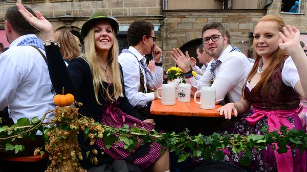 Die vielen fränkischen Vereine zeigten ihr ganzes Können. Und das in aufwendigen, teilweise historischen, Kostümen oder Trachten. Kärwburschen Veitsbronn.