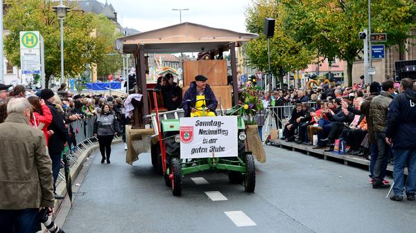 Die vielen fränkischen Vereine zeigten ihr ganzes Können. Und das in aufwendigen, teilweise historischen, Kostümen oder Trachten. FF Ronhof-Kronach "Sonntagnachmittag in der guten Stube".