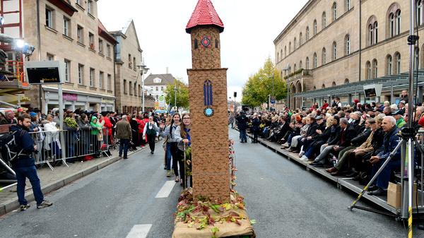 Die vielen fränkischen Vereine zeigten ihr ganzes Können. Und das in aufwendigen, teilweise historischen, Kostümen oder Trachten. Evangelisches Pfarramt St. Michael.