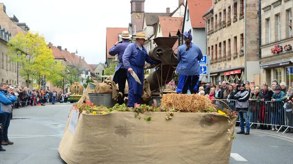 Die vielen fränkischen Vereine zeigten ihr ganzes Können. Und das in aufwendigen, teilweise historischen, Kostümen oder Trachten. Landjugend Gutzberg.