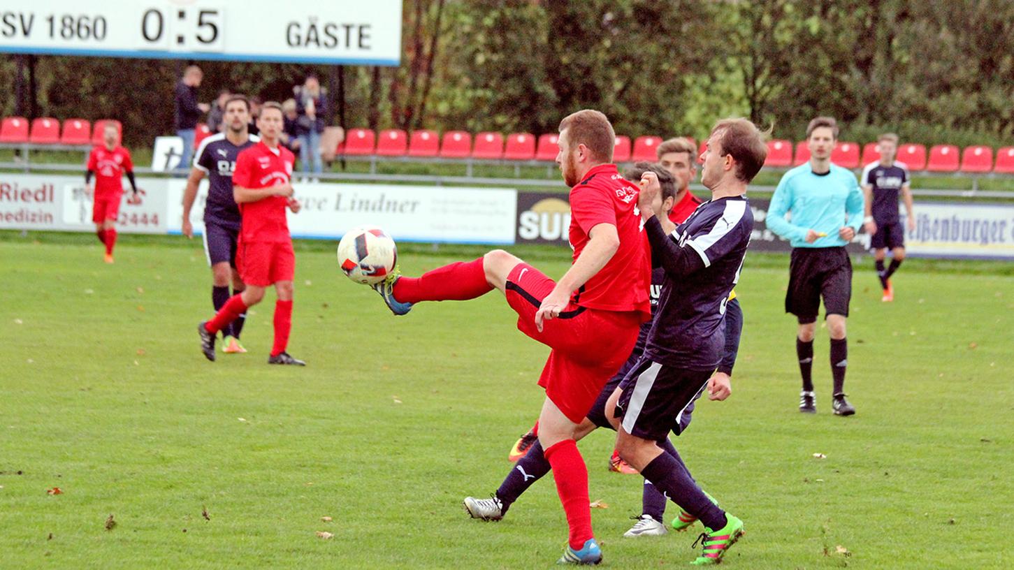 Heimklatsche: Ein 0:5 gegen Holzheim stand am Ende für die Weißenburger auf der Anzeigentafel im Sportpark Rezataue. Heimklatsche: Ein 0:5 gegen Holzheim stand am Ende für die Weißenburger auf der Anzeigentafel im Sportpark Rezataue.