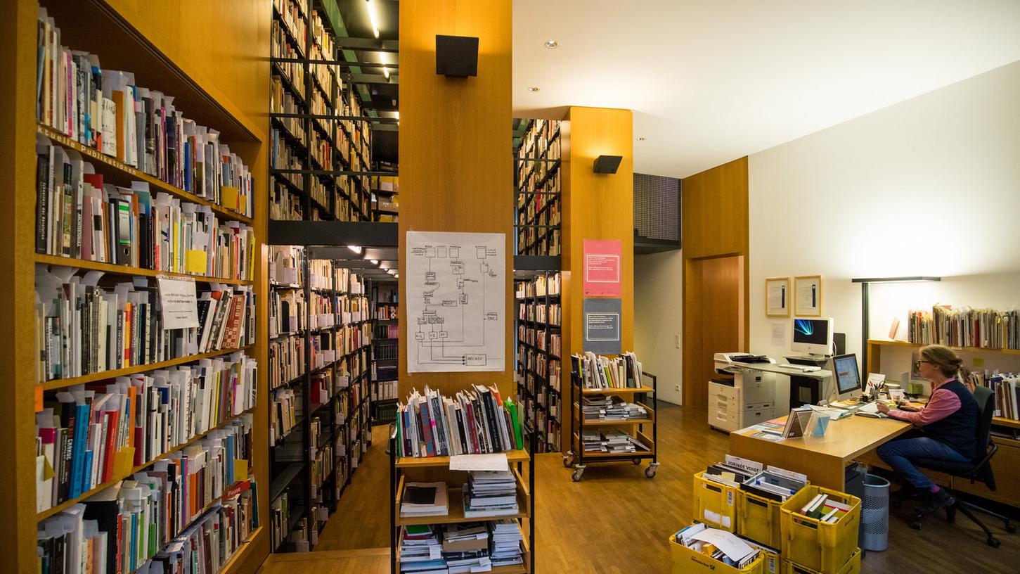 Die Räumlichkeiten des Instituts für moderne Kunst. Hier lagern rund 24.000 Dossiers zu namhaften und weniger bekannten zeitgenössischen Künstlern sowie 600.000 Publikationen, Drucksachen und Presseausschnitte zur Kunst ab 1945. Die Räumlichkeiten des Instituts für moderne Kunst. Hier lagern rund 24.000 Dossiers zu namhaften und weniger bekannten zeitgenössischen Künstlern sowie 600.000 Publikationen, Drucksachen und Presseausschnitte zur Kunst ab 1945.