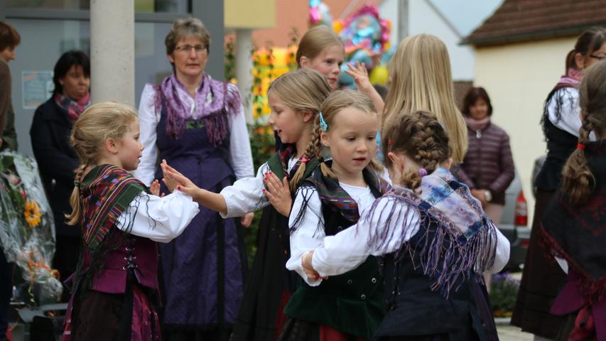 Fränkische Volkstänze sind vielerorts in Vergessenheit geraten - in Pfofeld nicht. Dort zeigen Kinder zur Kirchweih, wie es geht.