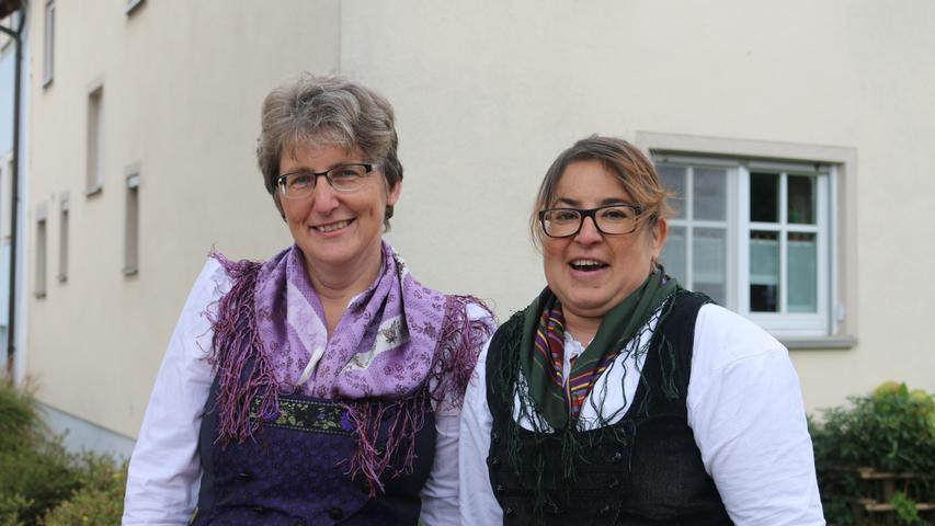 Leiterin Claudia Schmoll (links) und Tanja Rüger bringen den Kindern der Volkstanzgruppe die traditionellen Schritte bei.