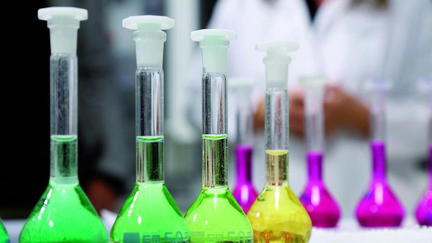 Sie wollten schon immer einmal wissen, was Parfums aus Sicht der Chemie eigentlich sind? Eine Antwort darauf finden Sie an der TU Nürnberg. Für junge Chemiker stellt das Albert-Schweitzer-Gymnasium Erlangen einen Experimentier-Parcours zum Mitmachen bereit.