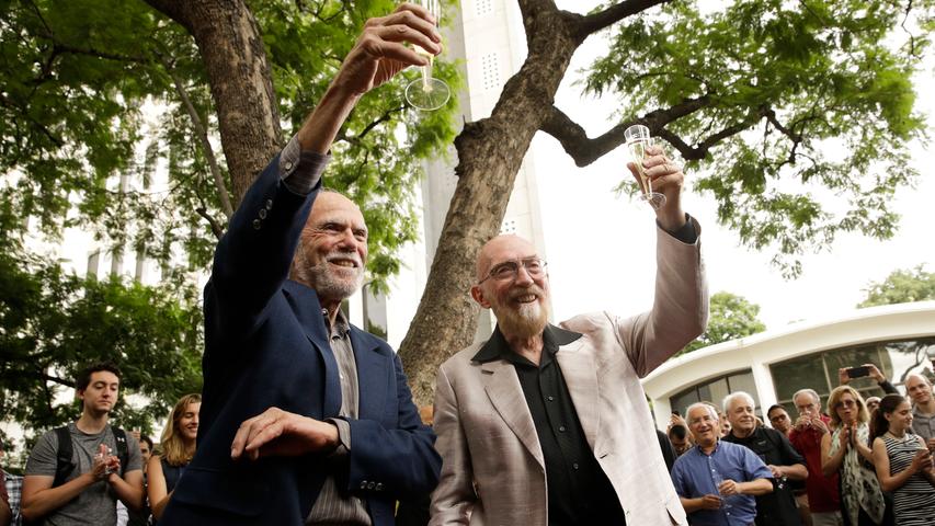 Die Wissenschaftler Barry Barish (l) und Kip Thorne (r), beide vom California Institute of Technology, stossen am 3.Oktober 2017 in Pasadena (USA) auf den gewonnenen Nobelpreis an. Für den direkten Nachweis von Gravitationswellen bekommen sie mit ihrem Kollegen Rainer Weiss den Nobelpreis für Physik.