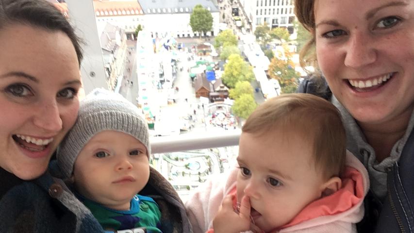 Sarah Allocca (links, 32) und Alexandra Lippert (28) aus Fürth haben sich die Kärwa mit ihren Kindern Jan und Hannah (beide 9 Monate) vom Skyliner aus angeschaut.