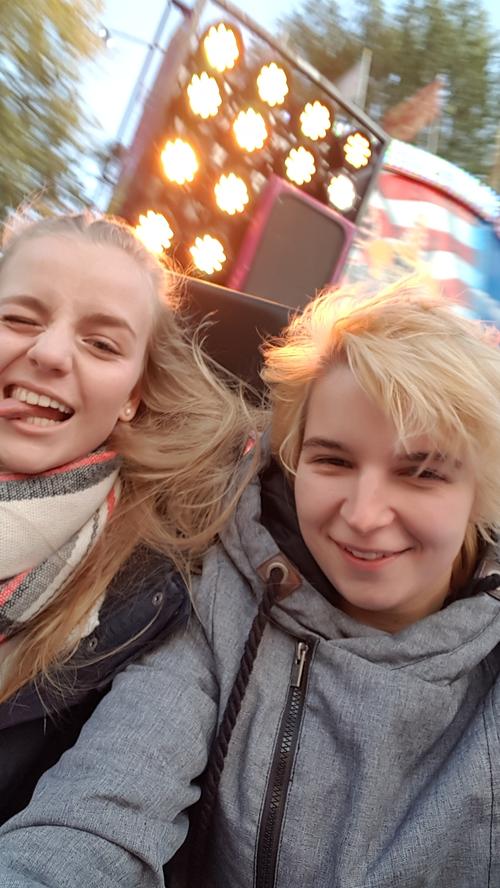 "Einfach weil's a Gaudi is", wurde das Smartphone gezückt: Verena Zwiener (19, rechts) und Jasmin Julika Nettusch (19), beide aus Fürth, haben sich während der flotten Fahrt mit dem "Breakdance" fotografiert.