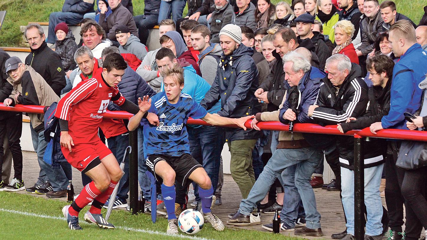 Dicht dran am Geschehen: So sieht es bei Heimspielen des FC/DJK Weißenburg auf dem engen Platz am Lehenwiesenweg des Öfteren aus. Zum Kreisliga-Derby gegen die TSG Ellingen kamen etwa 150 Zuschauer und sahen ein 2:2. Im Vordergrund sind die Spieler Sven Rausch (links) und Max Schaffrath in Aktion. Dicht dran am Geschehen: So sieht es bei Heimspielen des FC/DJK Weißenburg auf dem engen Platz am Lehenwiesenweg des Öfteren aus. Zum Kreisliga-Derby gegen die TSG Ellingen kamen etwa 150 Zuschauer und sahen ein 2:2. Im Vordergrund sind die Spieler Sven Rausch (links) und Max Schaffrath in Aktion.