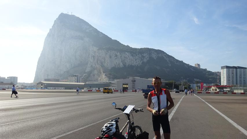 Auf der Startbahn des Flughafens von Gibraltar. Dem Affenfelsen im Hintergrund...