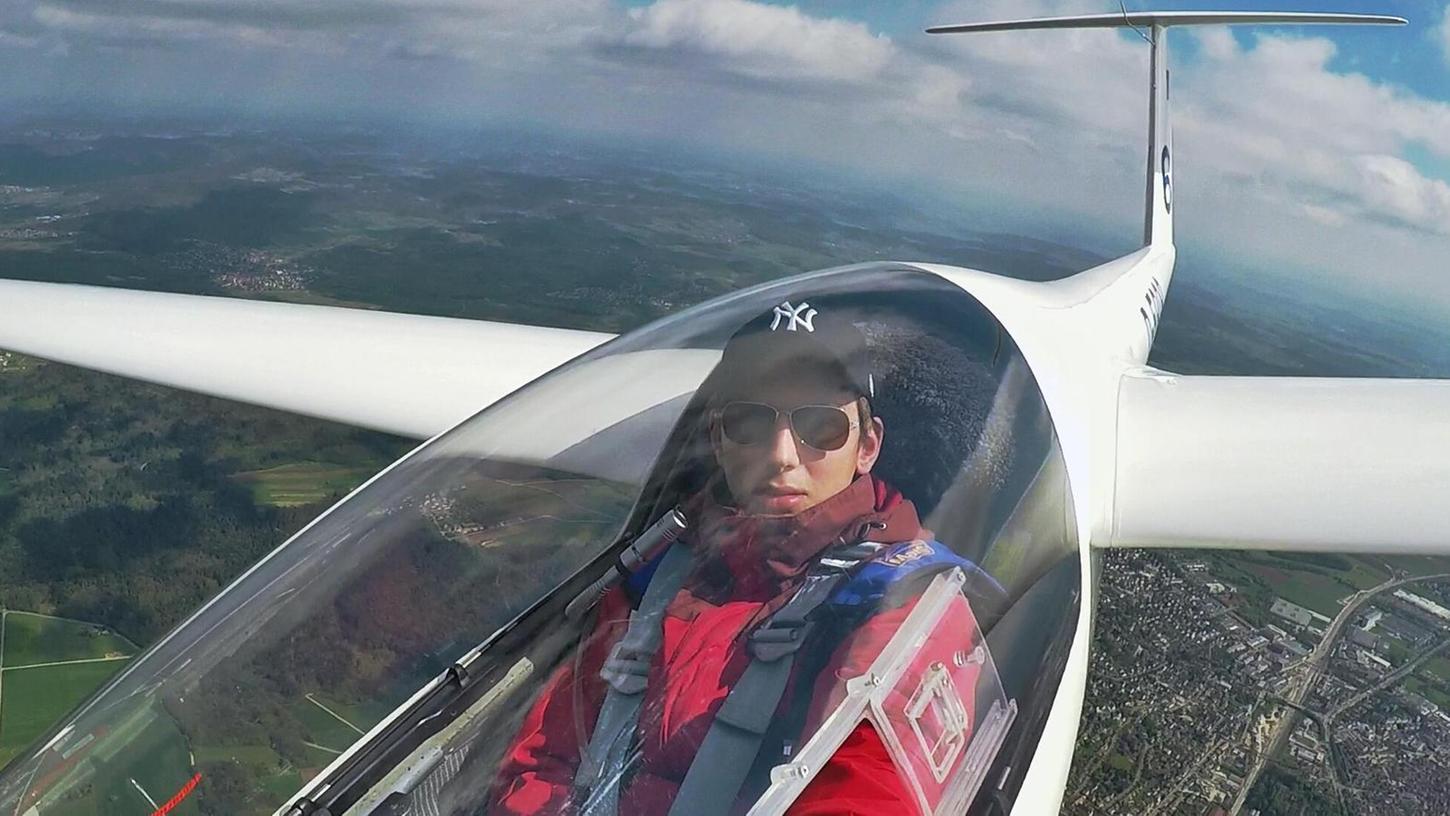 An den Wochenenden und in den Ferien trifft man Simon Sendler eher selten auf der Straße. Dann ist der 17-Jährige hoch über uns in seinem Segelflugzeug unterwegs und genießt die Landschaft von oben.