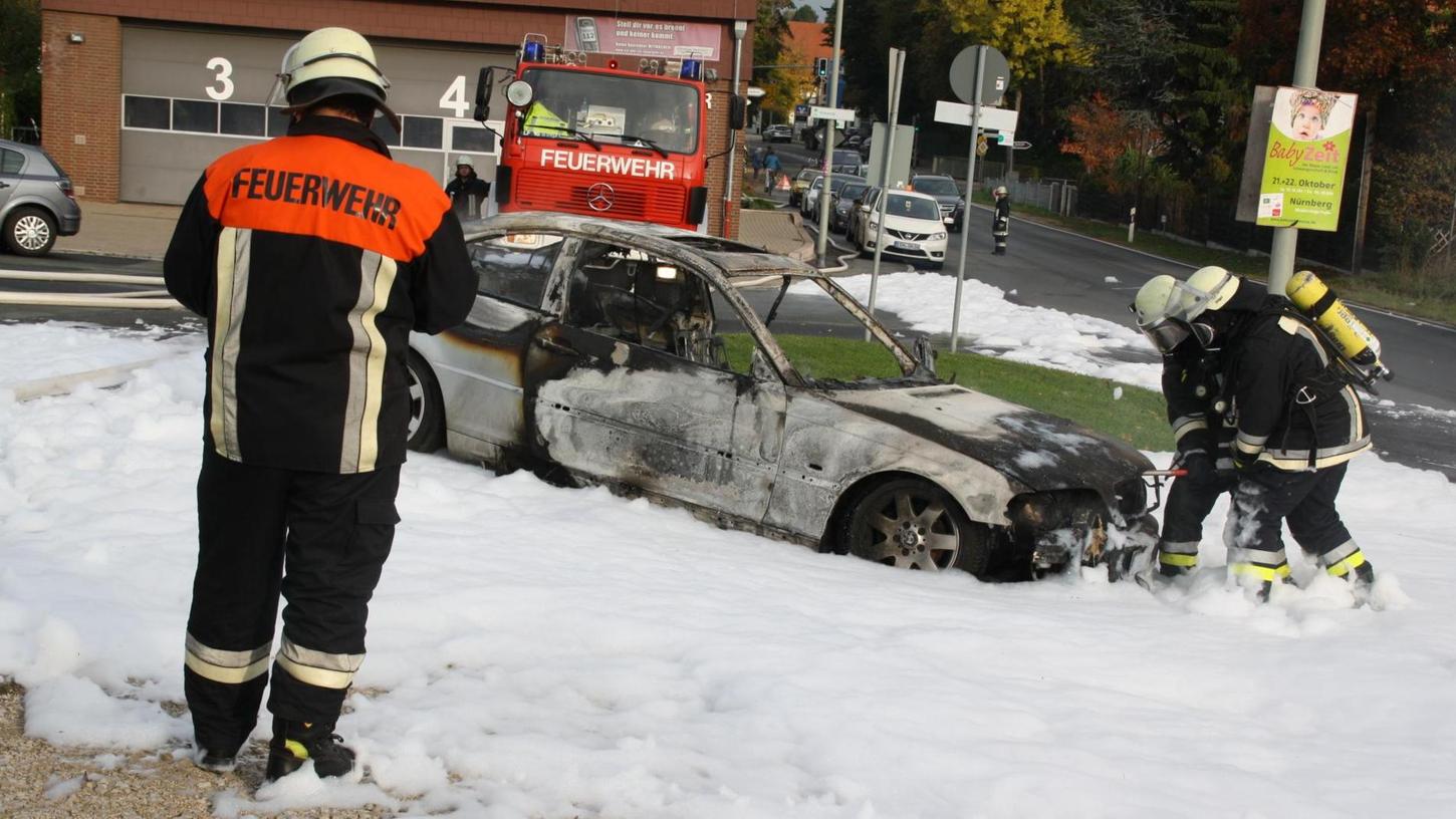 Die Feuerwehr konnte das Feuer löschen, das Auto aber nicht mehr wirklich retten.