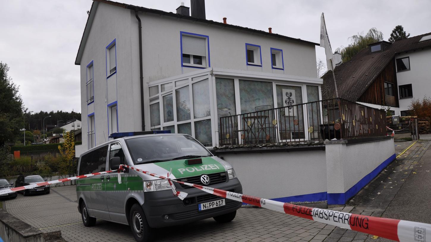 Dieses Haus in Georgensgmünd wollten Spezialkräfte der Polizei stürmen.