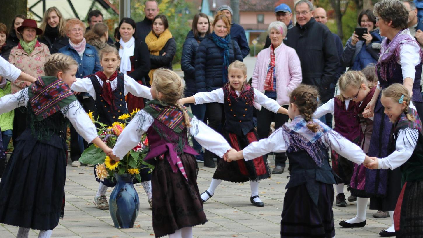 Kinder tanzen in Pfofeld fränkische Volkstänze