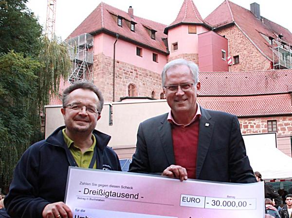 Burgfest auf Burg Wernfels: Scheck über 100.000 Euro überreicht