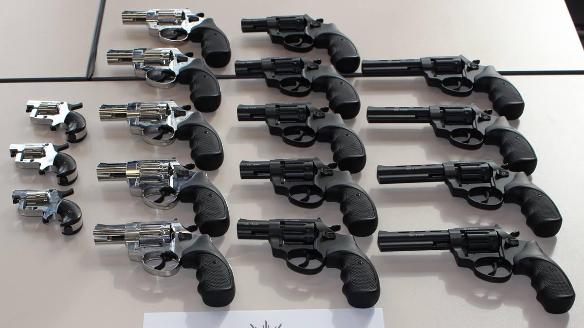 17 Pistolen an Bord: Polizei nimmt Waffenschmuggler fest