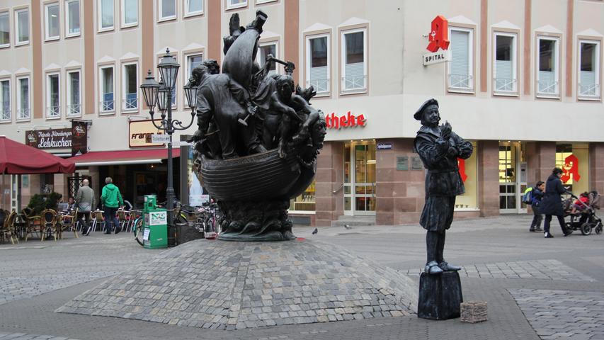 12. Oktober: Na, hat der Narrenschiffbrunnen denn Zuwachs? Dieser Straßenkünstler will der Statue in der Innenstadt wohl besonders nah sein und gesellt sich in Statur und Farbe passgenau zum Denkmal.