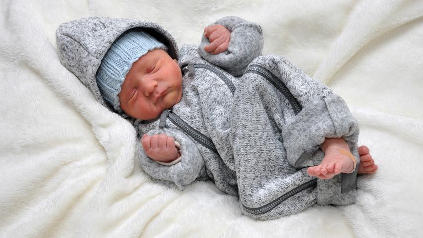 So dick eingepackt lässt es sich friedlich schlafen. Taro Emilian kam am 3. Oktober im Südklinikum zur Welt. Bei seiner Geburt wog er 2810 Gramm und war 48 Zentimeter groß.