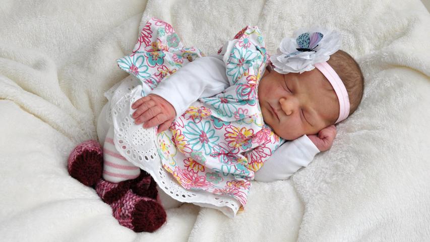 Haarband und Blumenkleidchen stehen ihr auf jeden Fall schon mal super! Seit dem 9. Oktober ist Leticia Marie auf der Welt. Bei ihrer Geburt im Südklinikum wog sie 3615 Gramm und war 49 Zentimeter groß.