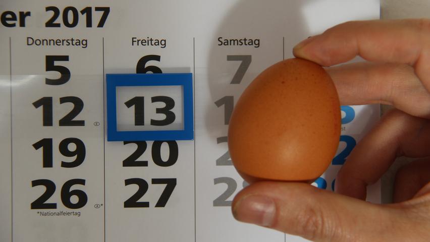 13. Oktober: Heute ist bekanntlich Freitag, der 13. Ob dieser Tag nun Unglück bringt, sei dahin gestellt. Fest steht, dass heute ebenso Welt-Ei-Tag ist. Zum Glück ist dieses rohe Exemplar noch ganz und nicht auf den Boden gefallen.
