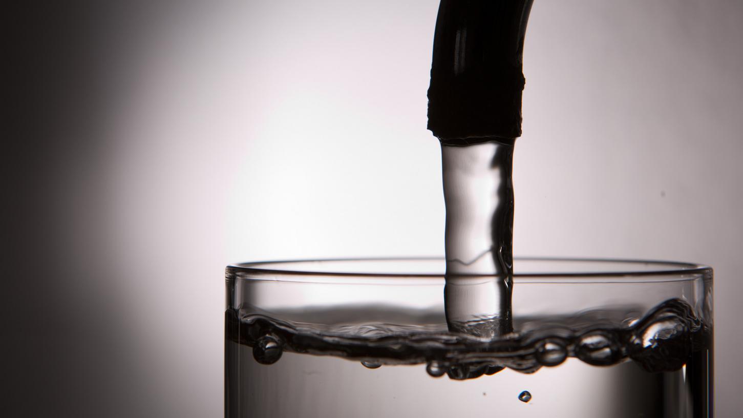 Nach der neuen Trinkwasser-Richtlinie der EU wird Restaurants empfohlen, deren Gästen kostenlos Leitungswasser anzubieten. Nach der neuen Trinkwasser-Richtlinie der EU wird Restaurants empfohlen, deren Gästen kostenlos Leitungswasser anzubieten.
