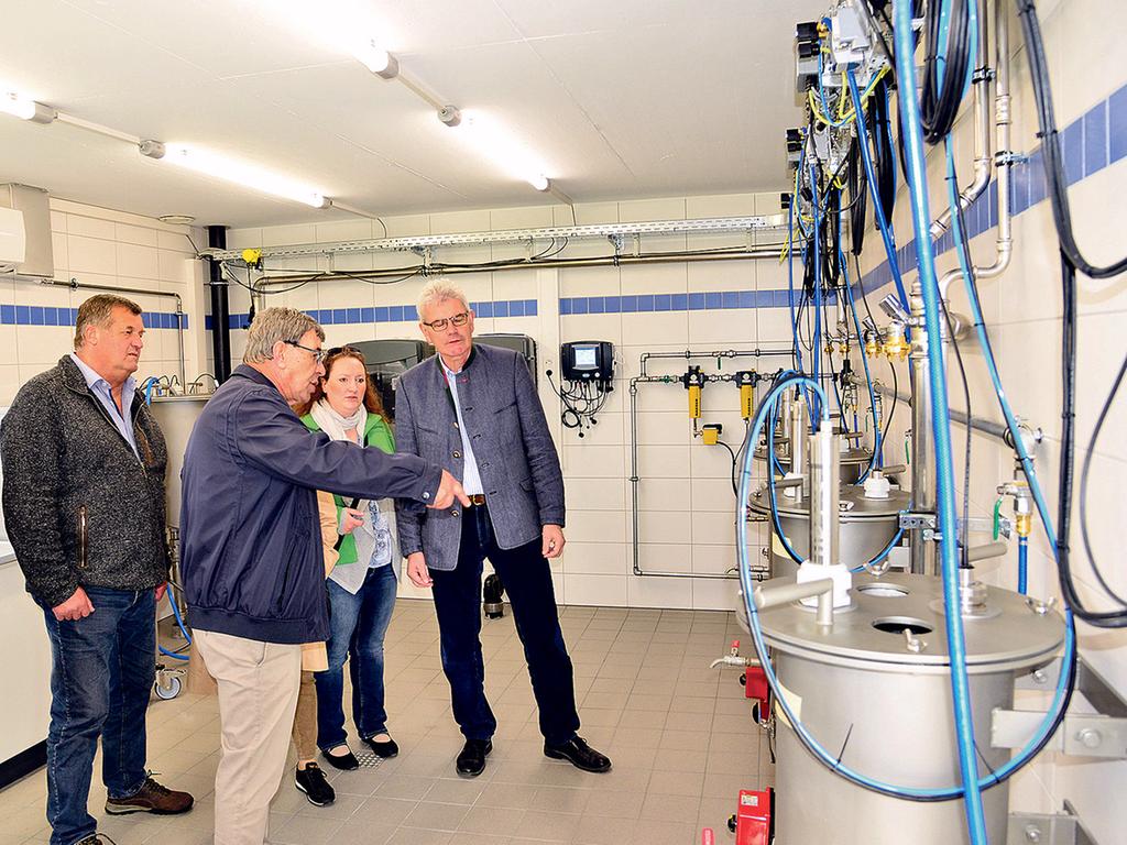 Im Innern erläuterte Kläranlagen-Chef Friedel Ihmig den Stadträten die technischen Einrichtungen für die Ozonierung und Filterung. Im Innern erläuterte Kläranlagen-Chef Friedel Ihmig den Stadträten die technischen Einrichtungen für die Ozonierung und Filterung.