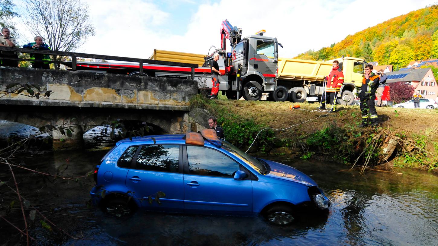 Ein Abschleppdienst musste das Fahrzeug mit einem Kran aus der Trubach ziehen.