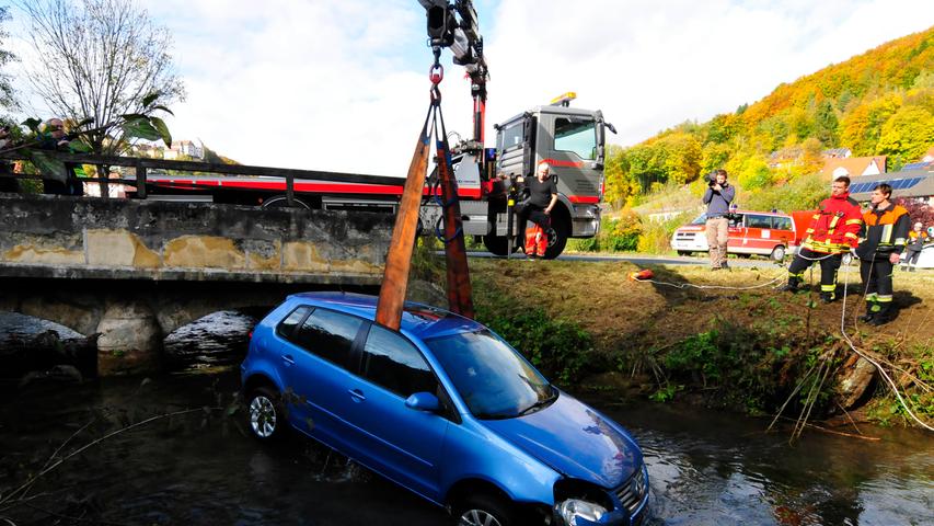 Auto stand unter Wasser: Frau landete in Egloffstein in der Trubach