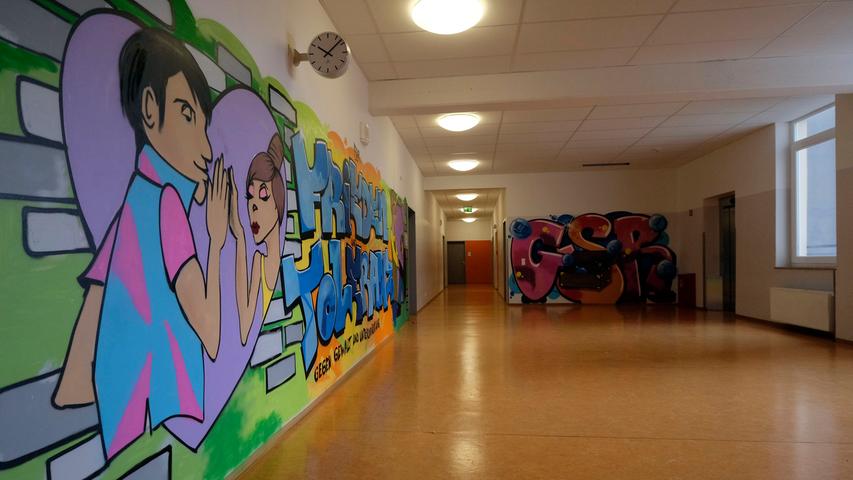 . . . sind aufwändig gestaltete Graffiti an den Wänden. In solch einer Atmosphäre . . .
