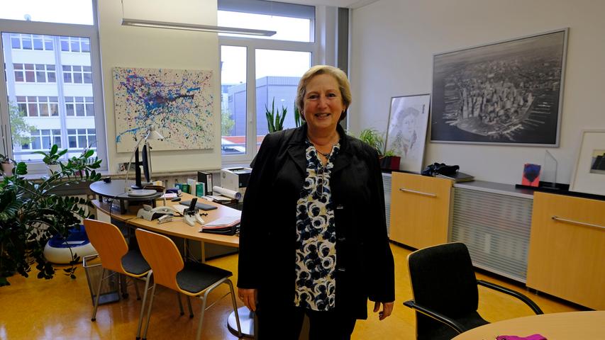 . . . Schulleiterin Anita Müller, hier in ihrem Büro. Auch nach vielen Jahren . . .