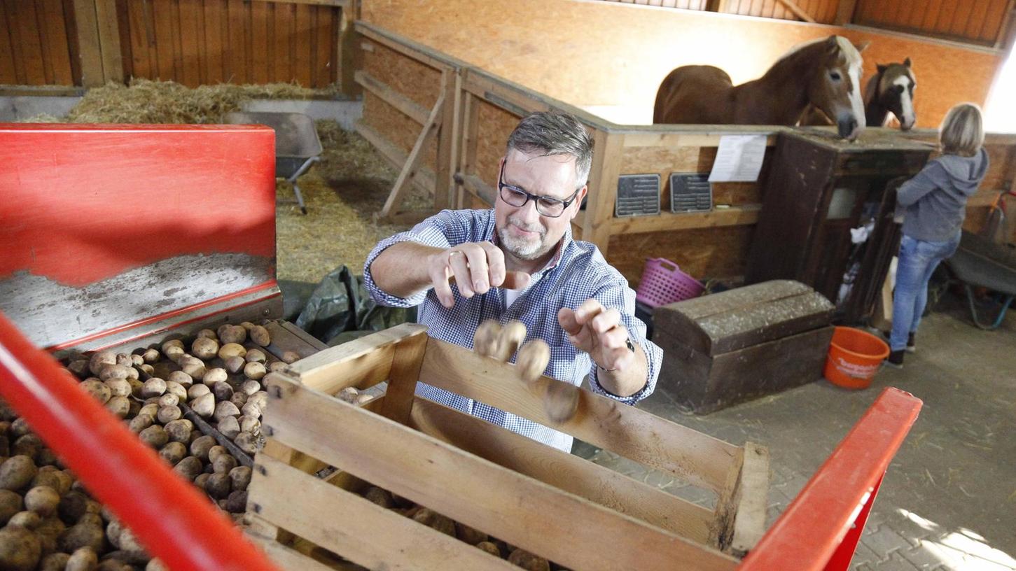 Auf einem Bauernhof gibt es wirklich immer etwas zu tun: Klaus Ebersberger kümmert sich etwa um die Kartoffeln.